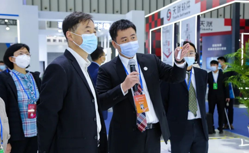 江蘇省工信廳副廳長(zhǎng)池宇視察亨通展臺(tái)(圖1)